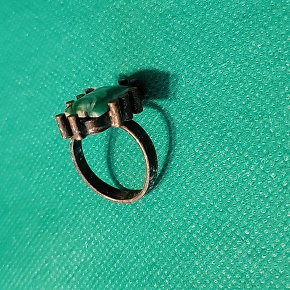 Vintage Beautiful Ring - Picture 2 of 4